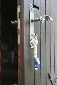 Schlüssel der Mühle Beckenkrug hängt in der Tür